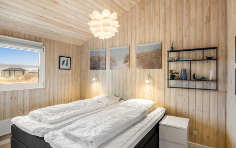 Zafirka - 364M from the Sea: Hout, Slaapkamer, Plafond, Bed, Bedding, Laken, Bed Frame, Freezing, Ijskap, Winter