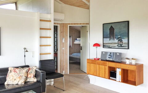 Sigvalda - 250M from the Sea: Interieur Ontwerp, Meubilair, Flooring, Verdieping, Hout, Plafond, Woonkamer, Bankstel, Kamer, Verlichting