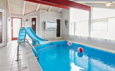 Skrallan - 400M from the Sea: Flooring, Verdieping, Interieur Ontwerp, Plafond, Toevlucht, Zwembad, Hotel, Gordijn, Kamerplant