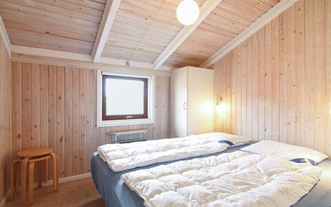 Skrallan - 400M from the Sea: Hout, Slaapkamer, Huis, Bed, Hardwood, Laken, Bedding, Bed Frame, Beits, Plank