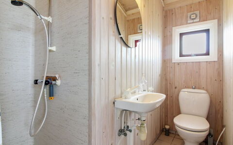 Skrallan - 400M from the Sea: Loodgieterswerkinrichting, Muur, Flooring, Badkamer, Hout, Wc Bril, Verdieping, Toilet, Wastafel In De Badkamer, Wastafel