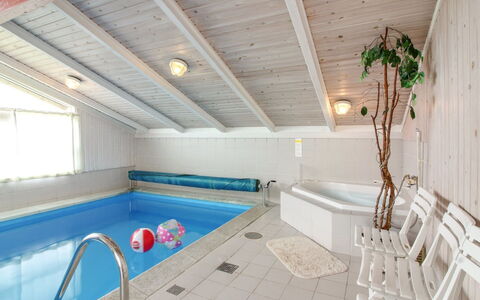 Skrallan - 400M from the Sea: Meubilair, Flooring, Verdieping, Interieur Ontwerp, Toevlucht, Plafond, Zwembad, Hotel, Stoel, Beits