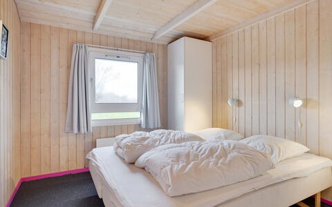 Hava - 450M from the Sea: Slaapkamer, Hout, Bed, Laken, Bedding, Interieur Ontwerp, Huis, Bed Frame, Plafond, Kamer