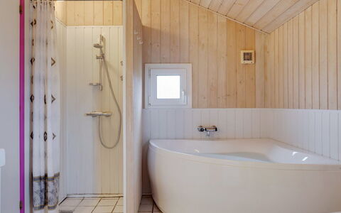 Hava - 450M from the Sea: Flooring, Verdieping, Loodgieterswerkinrichting, Badkamer, Interieur Ontwerp, Muur, Hout, Bad, Plafond, Kraan