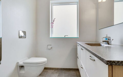 Swarthofthi - 1.5Km from the Sea: Badkamer, Interieur Ontwerp, Flooring, Muur, Loodgieterswerkinrichting, Verdieping, Spiegel, Badkamerkast, Kraan, Wastafel