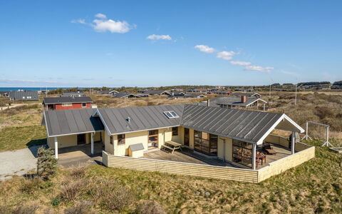 Fam - 300M from the Sea: Huis, Huis, Deur, Dak, Verblijf, Landgoed, Tuin, Schaduw, Siding, Werf