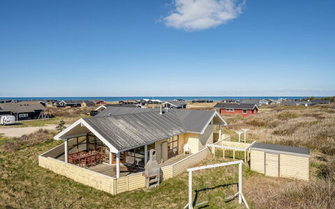 Fam - 300M from the Sea: Huis, Huis, Deur, Dak, Verblijf, Landgoed, Tuin, Schaduw, Siding, Werf