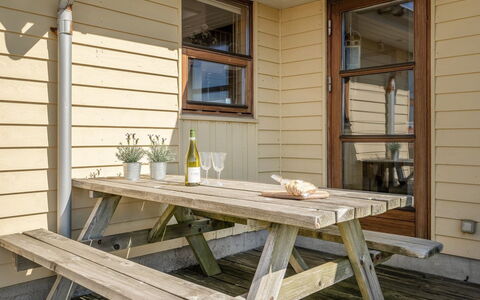 Fam - 300M from the Sea: Huis, Huis, Deur, Dak, Verblijf, Landgoed, Tuin, Schaduw, Siding, Werf