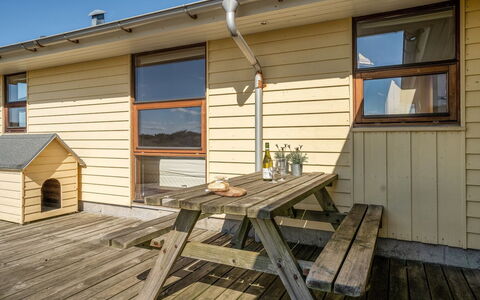 Fam - 300M from the Sea: Huis, Huis, Deur, Dak, Verblijf, Landgoed, Tuin, Schaduw, Siding, Werf