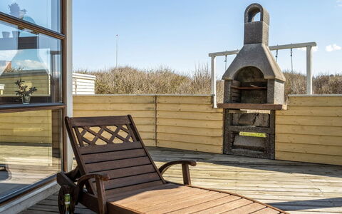 Fam - 300M from the Sea: Huis, Huis, Deur, Dak, Verblijf, Landgoed, Tuin, Schaduw, Siding, Werf