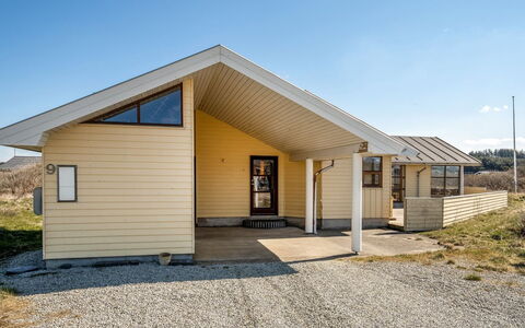 Fam - 300M from the Sea: Huis, Huis, Deur, Dak, Verblijf, Landgoed, Tuin, Schaduw, Siding, Werf