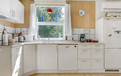 Marsa - 1.5Km from the Sea: Toestel Van De Keuken, Keuken, Countertop, Major Appliance, Cabinetry, Flooring, Interieur Ontwerp, Hout, Huishoudapparatuur, Meubilair