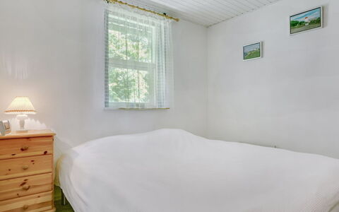 Marsa - 1.5Km from the Sea: Hout, Slaapkamer, Verdieping, Interieur Ontwerp, Plafond, Flooring, Bed, Bedding, Laken, Meubilair
