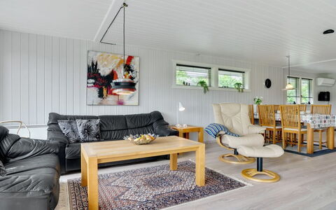 Sorja - 420M from the Sea: Hout, Flooring, Interieur Ontwerp, Bankstel, Woonkamer, Plafond, Verdieping, Houten Vloer, Meubilair, Huis