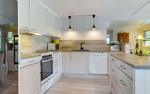 Sorja - 420M from the Sea: Keuken, Countertop, Interieur Ontwerp, Hout, Flooring, Toestel Van De Keuken, Cabinetry, Meubilair, Plafond, Lichte Inrichting