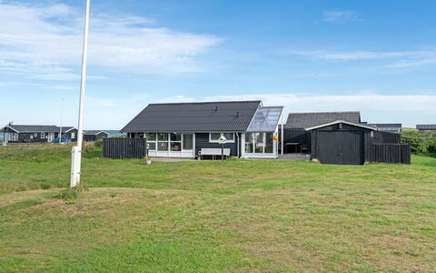Miroslava - 140M from the Sea: Huis, Huis, Deur, Dak, Verblijf, Landgoed, Tuin, Schaduw, Siding, Werf