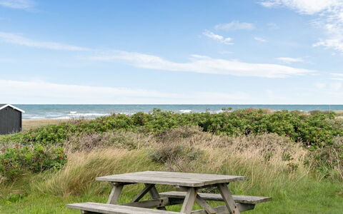Miroslava - 140M from the Sea: Huis, Huis, Deur, Dak, Verblijf, Landgoed, Tuin, Schaduw, Siding, Werf