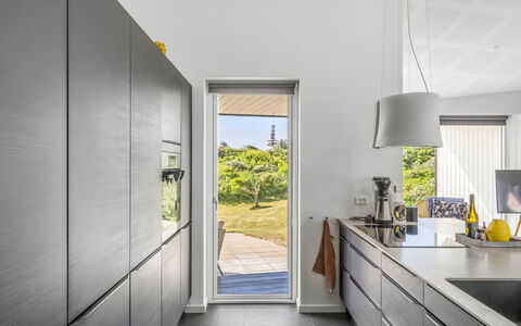 Vilda - 416M from the Sea: Keuken, Countertop, Interieur Ontwerp, Flooring, Toestel Van De Keuken, Meubilair, Hout, Cabinetry, Major Appliance, Verdieping