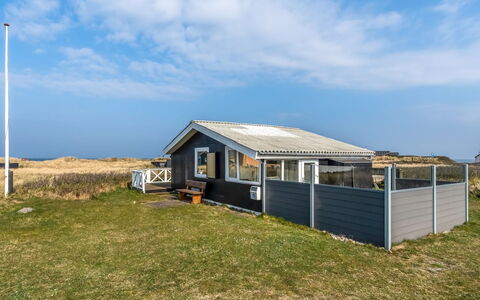 Holger - 50M from the Sea: Huis, Huis, Deur, Dak, Verblijf, Landgoed, Tuin, Schaduw, Siding, Werf