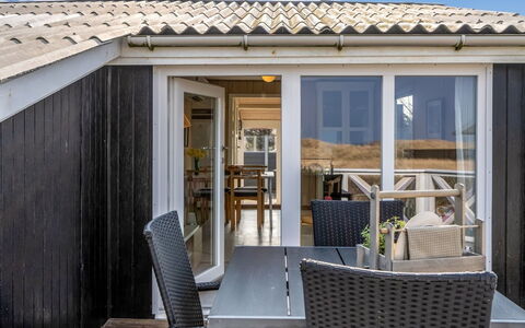 Holger - 50M from the Sea: Huis, Huis, Deur, Dak, Verblijf, Landgoed, Tuin, Schaduw, Siding, Werf