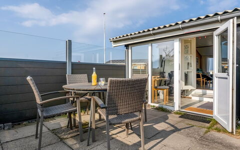 Holger - 50M from the Sea: Huis, Huis, Deur, Dak, Verblijf, Landgoed, Tuin, Schaduw, Siding, Werf