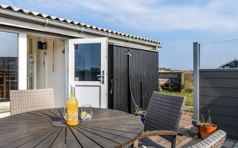 Holger - 50M from the Sea: Huis, Huis, Deur, Dak, Verblijf, Landgoed, Tuin, Schaduw, Siding, Werf