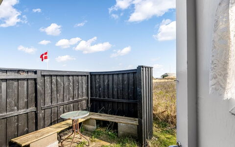 Holger - 50M from the Sea: Huis, Huis, Deur, Dak, Verblijf, Landgoed, Tuin, Schaduw, Siding, Werf