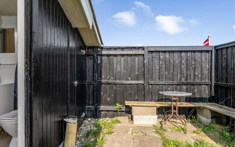 Holger - 50M from the Sea: Huis, Huis, Deur, Dak, Verblijf, Landgoed, Tuin, Schaduw, Siding, Werf