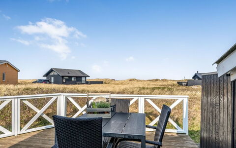 Holger - 50M from the Sea: Huis, Huis, Deur, Dak, Verblijf, Landgoed, Tuin, Schaduw, Siding, Werf