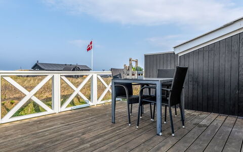 Holger - 50M from the Sea: Huis, Huis, Deur, Dak, Verblijf, Landgoed, Tuin, Schaduw, Siding, Werf