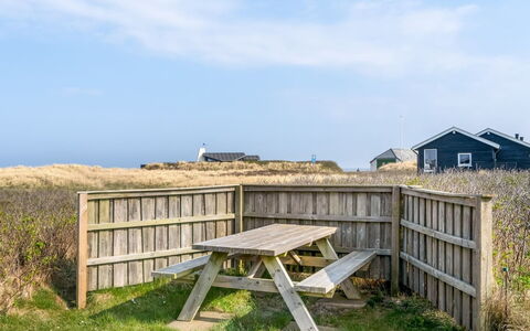 Holger - 50M from the Sea: Huis, Huis, Deur, Dak, Verblijf, Landgoed, Tuin, Schaduw, Siding, Werf