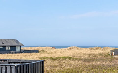 Holger - 50M from the Sea: Huis, Huis, Deur, Dak, Verblijf, Landgoed, Tuin, Schaduw, Siding, Werf