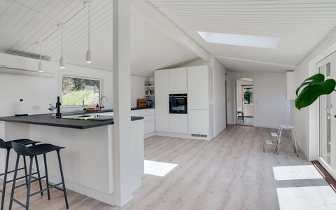 Albert - 340M from the Sea: Flooring, Interieur Ontwerp, Verdieping, Houten Vloer, Hout, Plafond, Meubilair, Laminaatvloer, Lichte Inrichting, Keuken