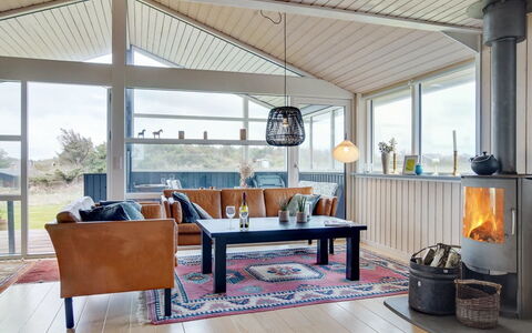 Ailika - 300M from the Sea: Meubilair, Interieur Ontwerp, Hout, Bankstel, Plafond, Flooring, Woonkamer, Verdieping, Huis, Verlichting