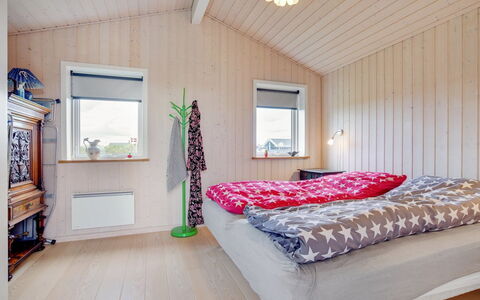 Ailika - 300M from the Sea: Slaapkamer, Interieur Ontwerp, Hout, Plafond, Meubilair, Bed, Huis, Bedding, Kamer, Laken