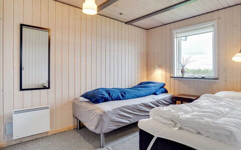 Ailika - 300M from the Sea: Hout, Slaapkamer, Bed, Plafond, Verdieping, Laken, Bedding, Bed Frame, Hardwood, Beits