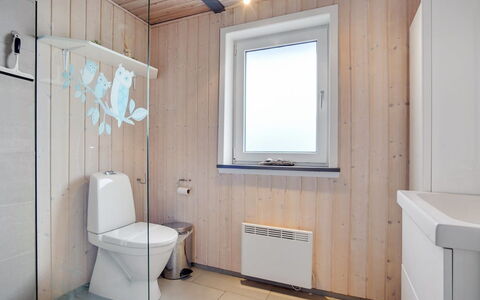 Ailika - 300M from the Sea: Hout, Flooring, Verdieping, Interieur Ontwerp, Loodgieterswerkinrichting, Kamer, Plafond, Loodgieter, Toilet, Badkamer
