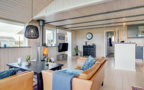 Ailika - 300M from the Sea: Hout, Flooring, Verdieping, Plafond, Interieur Ontwerp, Meubilair, Woonkamer, Bankstel, Huis, Houten Vloer