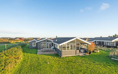 Ailika - 300M from the Sea: Verblijf, Huis, Huis, Dak, Veranda, Landgoed, Siding, Garden Gebouwen, Boerderij, Werf