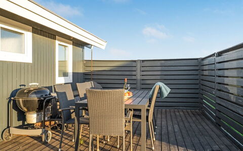 Ailika - 300M from the Sea: Verblijf, Huis, Huis, Dak, Veranda, Landgoed, Siding, Garden Gebouwen, Boerderij, Werf