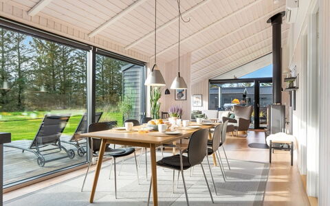 Talitha - 1.5Km from the Sea: Meubilair, Keuken En Eettafel, Stoel, Schaduw, Houten Vloer, Eetkamer, Hardwood, Kamerplant, Lichte Inrichting, Woonkamer