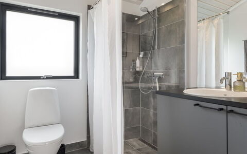 Talitha - 1.5Km from the Sea: Interieur Ontwerp, Flooring, Loodgieterswerkinrichting, Verdieping, Badkamer, Wc Bril, Toilet, Plafond, Wastafel, Loodgieter