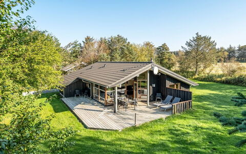 Emeli - 1.3Km from the Sea: Gebouw, Huis, Hout, Huis, Dak, Verblijf, Woongebied, Struik, Architectuur
