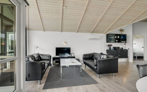 Frejdis - 1.1Km from the Sea: Interieur Ontwerp, Meubilair, Flooring, Plafond, Verdieping, Hout, Bankstel, Kamer, Houten Vloer, Woonkamer
