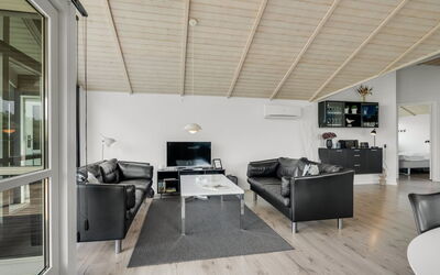 Frejdis - 1.1Km from the Sea