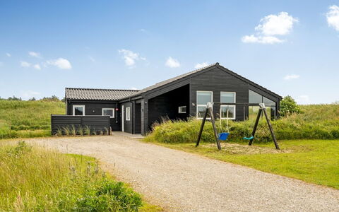 Grith - 1Km from the Sea: Hout, Dak, Huis, Verblijf, Deur, Huis, Siding, Land Lot, Garden Gebouwen, Schuur