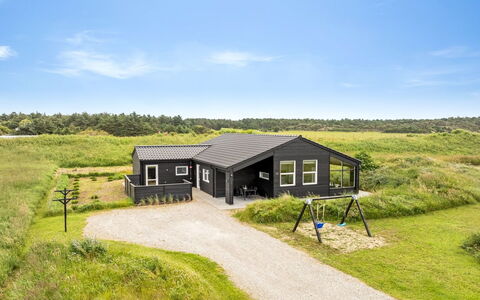 Grith - 1Km from the Sea: Hout, Dak, Huis, Verblijf, Deur, Huis, Siding, Land Lot, Garden Gebouwen, Schuur