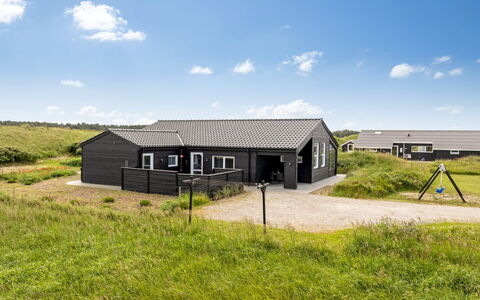 Grith - 1Km from the Sea: Hout, Dak, Huis, Verblijf, Deur, Huis, Siding, Land Lot, Garden Gebouwen, Schuur