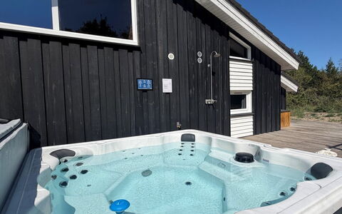 Riika - 425M from the Sea: Loodgieterswerkinrichting, Samengesteld Materiaal, Jacuzzi, Bad, Zwembad, Toevlucht, Hotel
