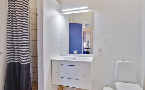 Riika - 425M from the Sea: Flooring, Verdieping, Muur, Loodgieterswerkinrichting, Badkamer, Interieur Ontwerp, Wastafel In De Badkamer, Plafond, Toilet, Badkamerkast